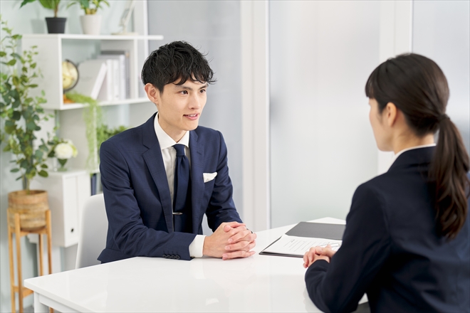 椅子に座って会話をする様子