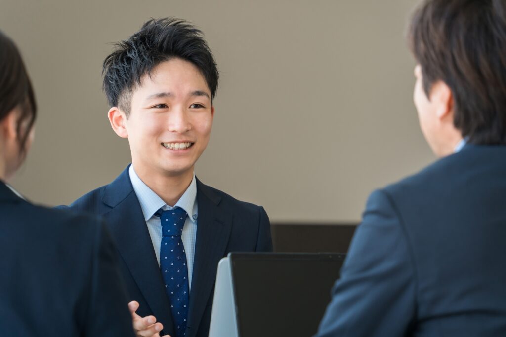 商談をする男性の様子