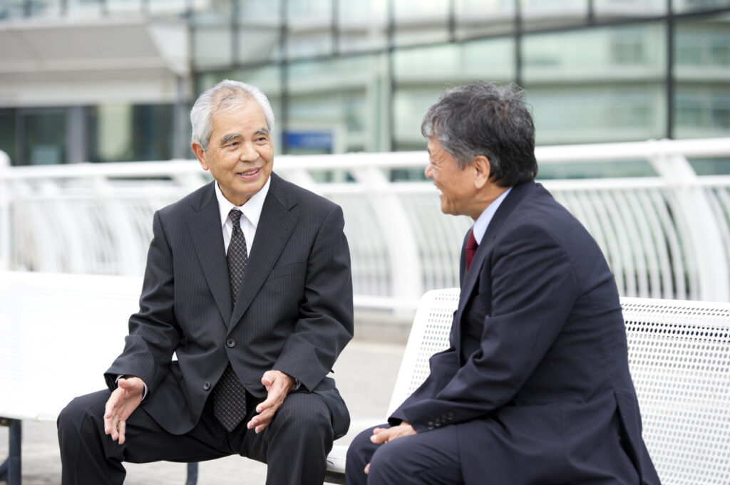 高年齢社員が会話する様子