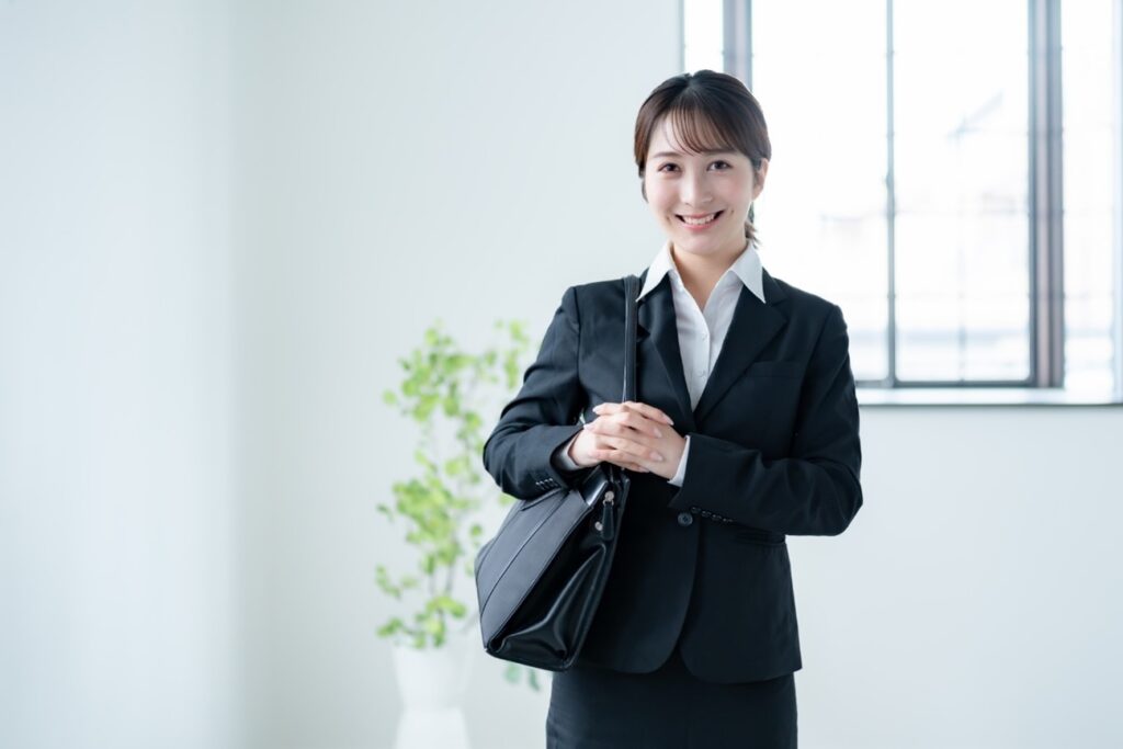 リクルートスーツを着た女性