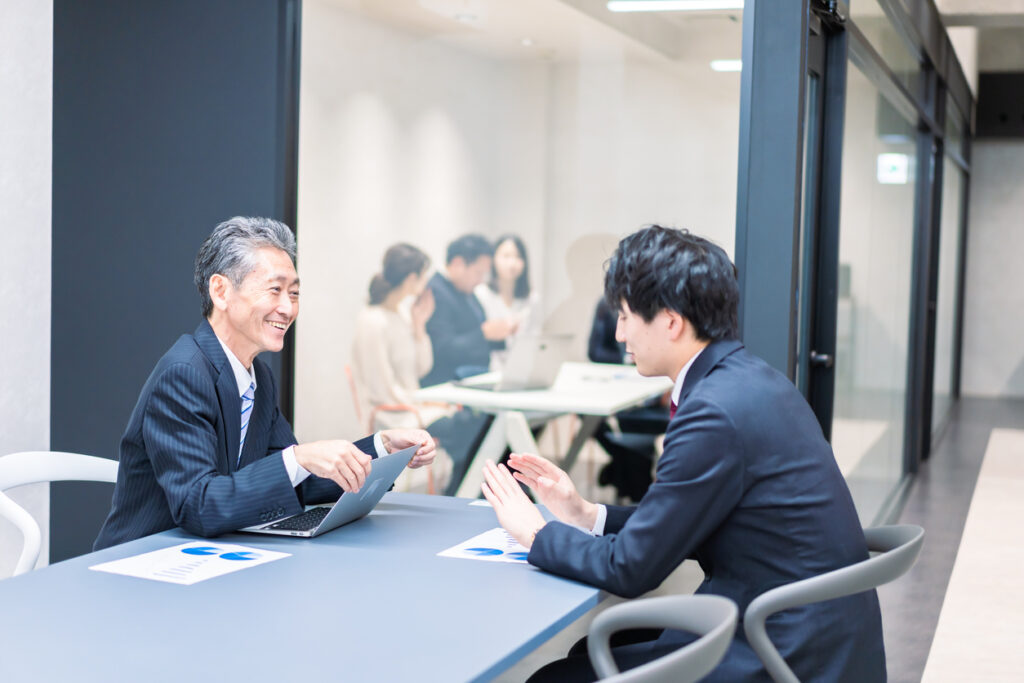 上司と会議をする様子