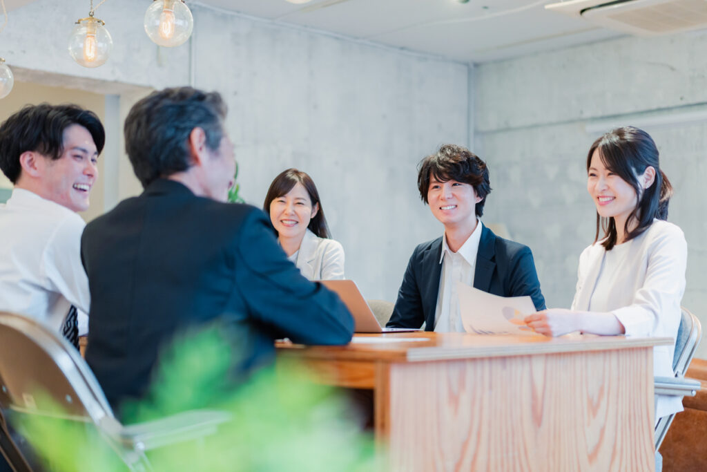 笑顔で会議をする様子