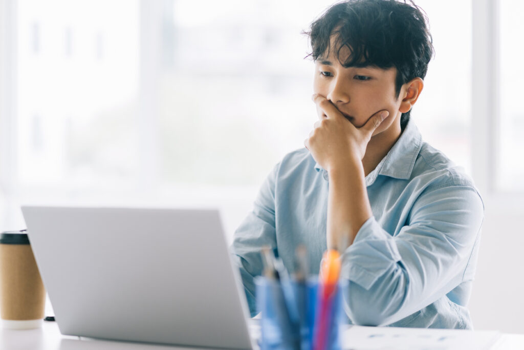 仕事を熱心に取り組む様子