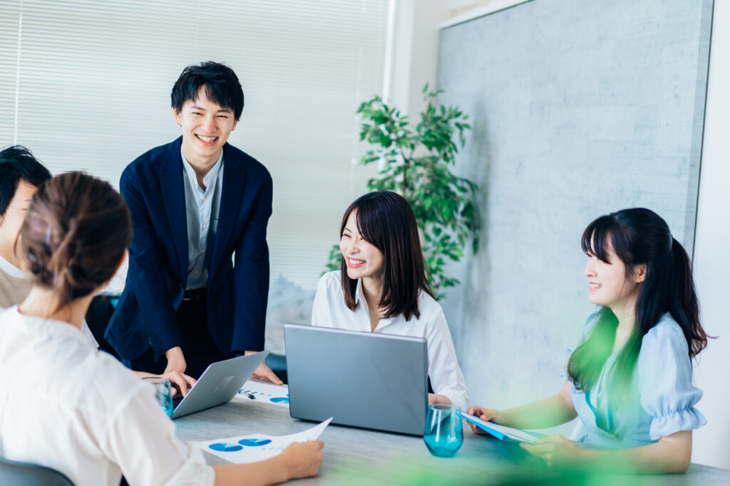 オフィスで働く従業員たち