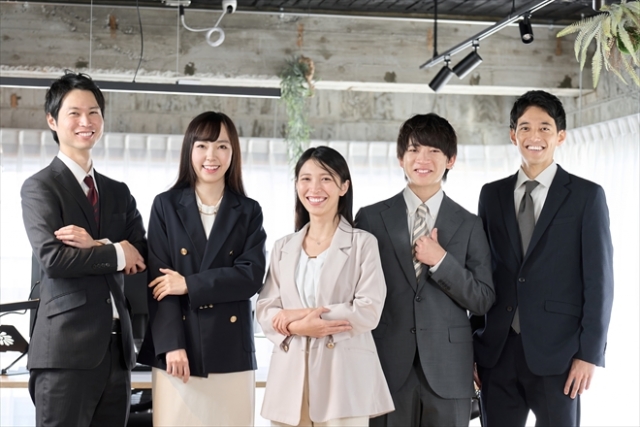 男女5人の社員