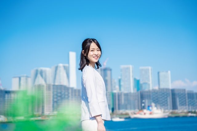 女性が微笑んでいる様子