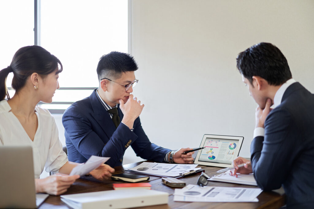 タブレットを見ながら会議をする様子